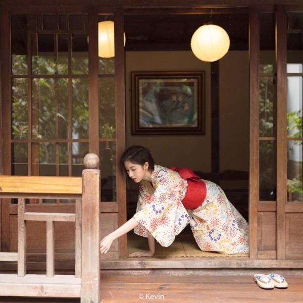 穿着樱花和服的美女图片