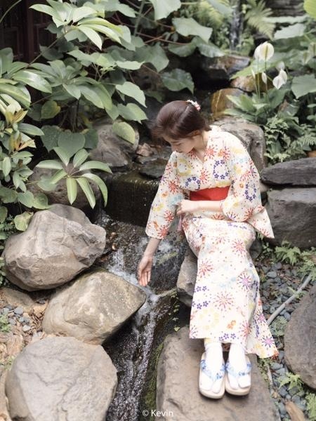 穿着樱花和服的美女图片