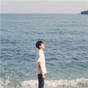 韩系阳光男生海边头像_白衣少年海边唯美头像