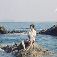 韩系阳光男生海边头像