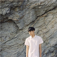韩系阳光男生海边头像