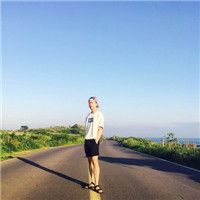 韩系阳光男生海边头像