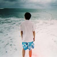 韩系阳光男生海边头像