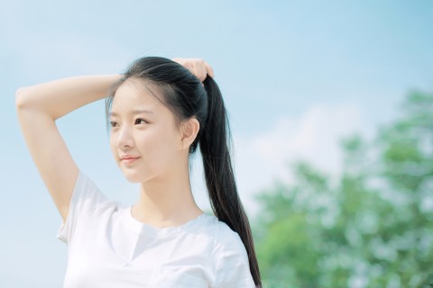 马尾辫清纯脱俗的女生图片
