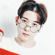 戴眼镜的萌态男生QQ头像