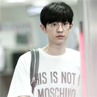 戴眼镜的萌态男生QQ头像