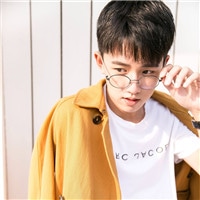 戴眼镜的萌态男生QQ头像
