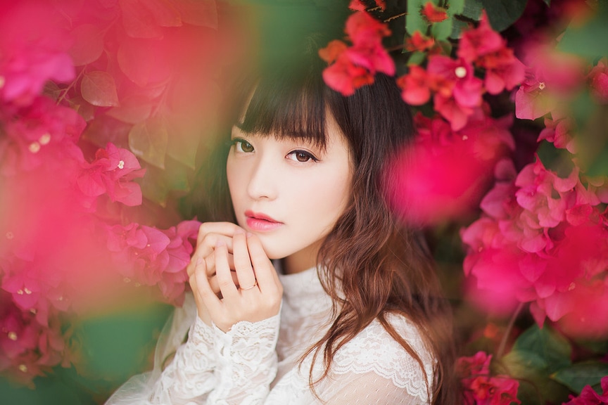 花从中美女图片