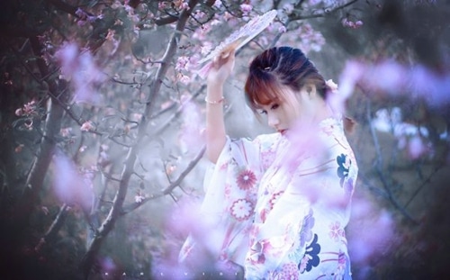花从中美女图片