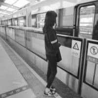 伤感背影女生头像黑白