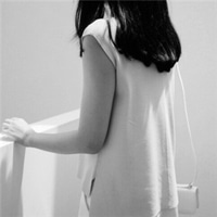 伤感背影女生头像黑白