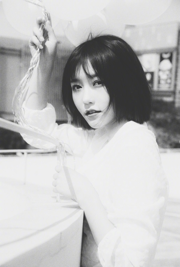 酷酷短发女生图片