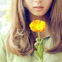 右手举着一朵花微信头像
