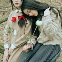 右手举着一朵花微信头像