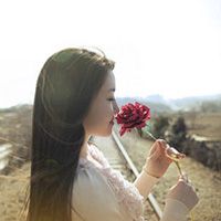 右手举着一朵花微信头像