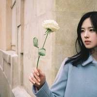 右手举着一朵花微信头像