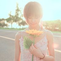 右手举着一朵花微信头像