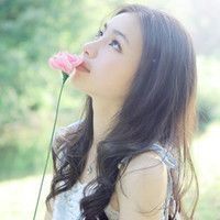 右手举着一朵花微信头像