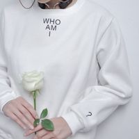 右手举着一朵花微信头像