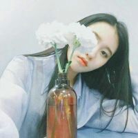 右手举着一朵花微信头像