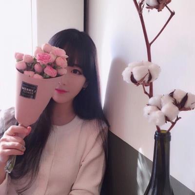 右手举着一朵花微信头像