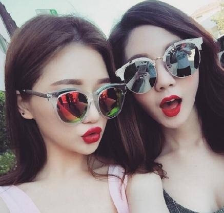走在路上闺蜜图片