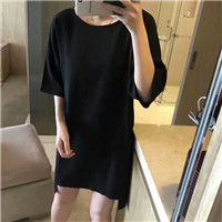 女生穿长裙半身头像
