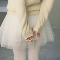 女生穿长裙半身头像
