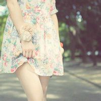 女生穿长裙半身头像