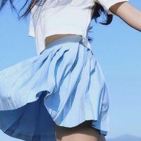 女生穿长裙半身头像
