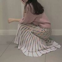 女生穿长裙半身头像