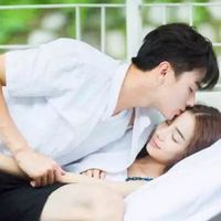 亲嘴的情侣头像一左一右