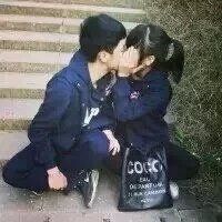 亲嘴的情侣头像一左一右