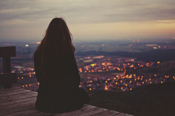 夜晚背影图片女生唯美