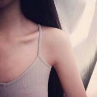 穿吊带衣的女生半身头像