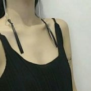 穿吊带衣的女生半身头像 女生半身头像吧