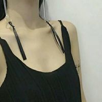 穿吊带衣的女生半身头像