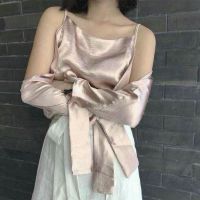 穿吊带衣的女生半身头像
