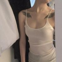 穿吊带衣的女生半身头像