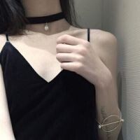 穿吊带衣的女生半身头像