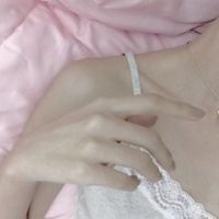 穿吊带衣的女生半身头像