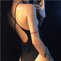 穿吊带衣的女生半身头像