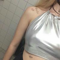 穿吊带衣的女生半身头像