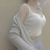 穿吊带衣的女生半身头像