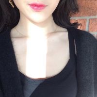 穿吊带衣的女生半身头像