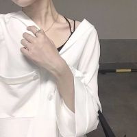穿吊带衣的女生半身头像