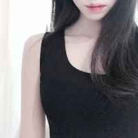 穿吊带衣的女生半身头像