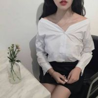 女生上半身衬衣头像