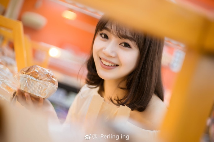 阳光爱笑的女生图片