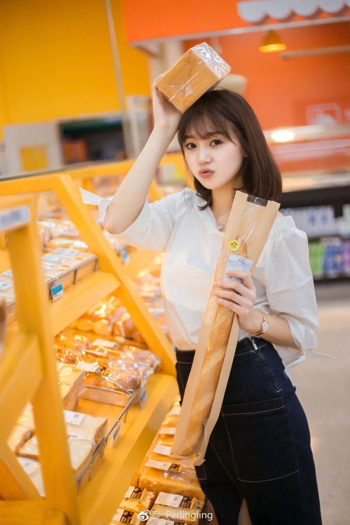 阳光爱笑的女生图片